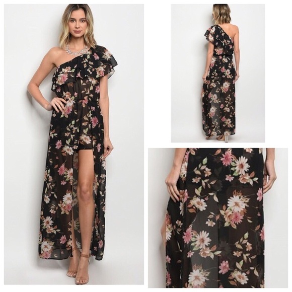 Pants - 🆕Black floral romper.